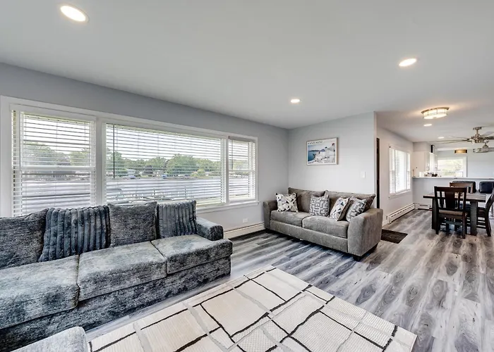 Riverfront W/ Dock & Kayaks Holiday home McHenry
