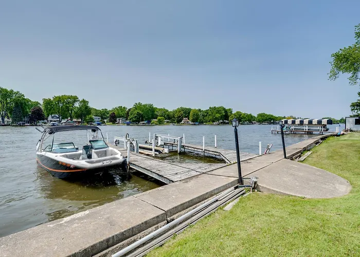 Riverfront W/ Dock & Kayaks * McHenry