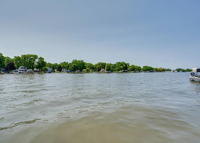 Riverfront W/ Dock & Kayaks Holiday home McHenry