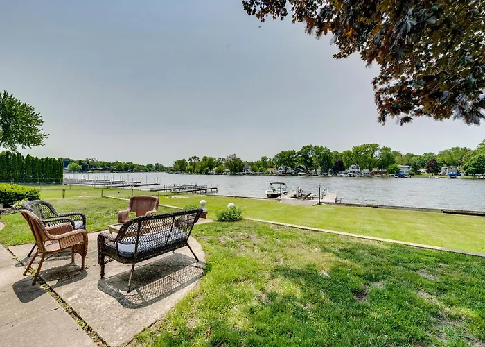 Riverfront W/ Dock & Kayaks McHenry