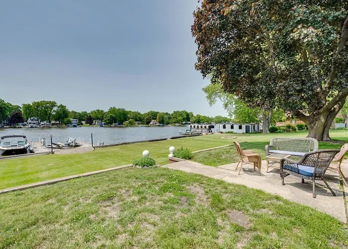 Holiday home Riverfront W/ Dock & Kayaks *